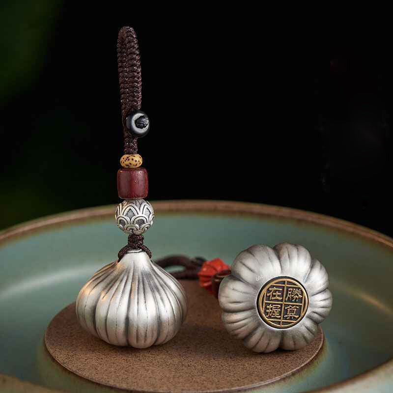 Tsinglong-Garlic-Shaped Keychain with Rotating Bottom