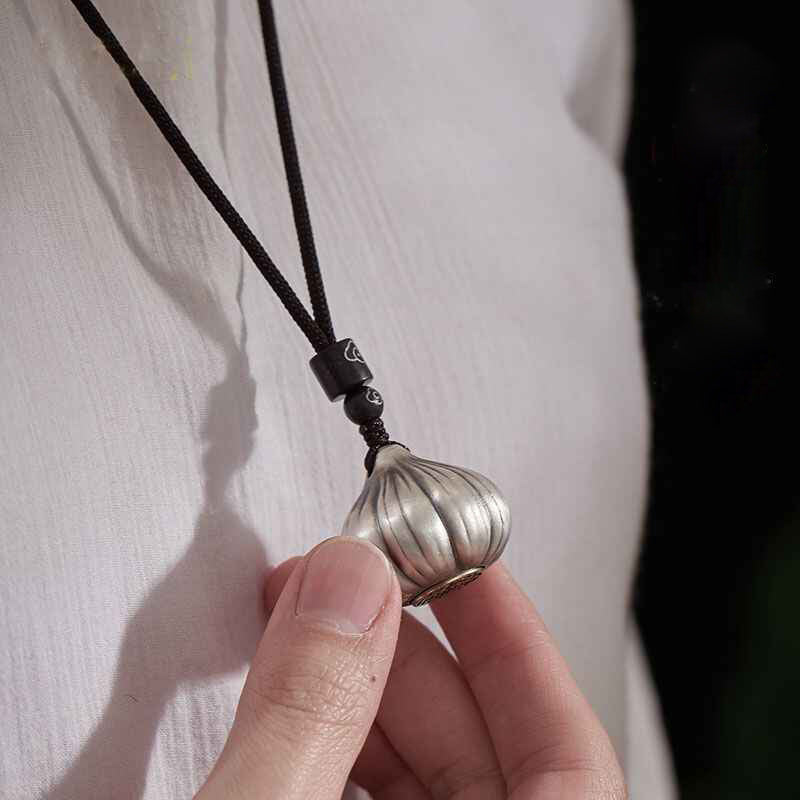 Tsinglong-Garlic-Shaped Keychain with Rotating Bottom